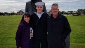 Padres consideran “ridícula” respuesta de la Marina de EEUU por muerte de su hijo en portaaviones