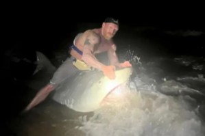 Un viaje de pesca con su hijo terminó en un día de lucha: La brutal pelea de un hombre y un tiburón en Texas