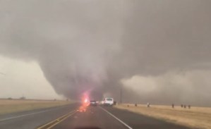 Momento impactante: Monstruoso tornado devasta poblados en Texas tras el pronóstico de severas tormentas en EEUU