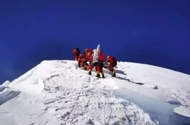 China instala la estación meteorológica más alta del mundo en el Everest