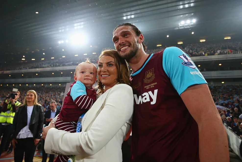 ¡Escándalo! Fotografiaron a un jugador de la Premier League con otra mujer en la cama a días de su boda (FOTO)