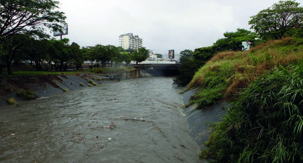 El río Guaire está por desbordarse a la altura de Bello Monte #6Oct (VIDEO)