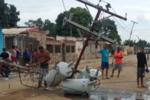Colapso de cinco postes eléctricos dejaron a oscuras a mil familias en Carabobo