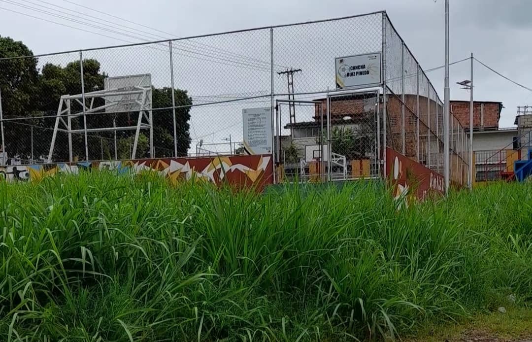 Consejos comunales se adueñaron de las canchas en San Cristóbal… y los niños quedaron “guindando”