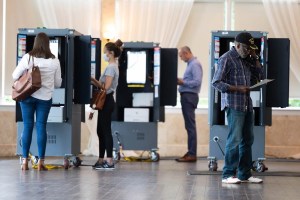 Georgia presenta una participación récord en votos anticipados a pesar de las quejas de los demócratas