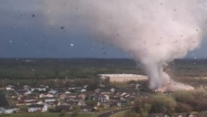 La impresionante potencia destructiva de un tornado en EEUU captada por un dron en 4K