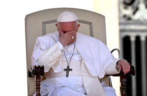 El papa Francisco vuelve a faltar a un acto tras agudizarse su dolor de rodilla