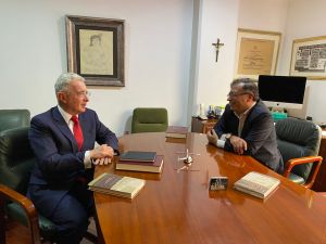 EN IMÁGENES: La llamativa reunión entre Gustavo Petro y Álvaro Uribe