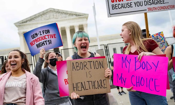 Protesta por el fallo del aborto corta la calle de entrada al Supremo de EEUU