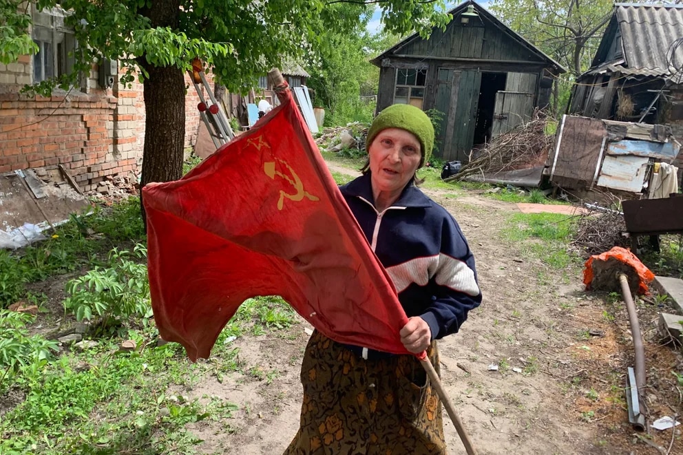 La guerra mediática por la abuela que salió a recibir a los soldados ucranianos con una bandera soviética