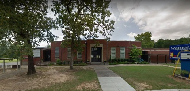 Tiroteo mortal en primaria de Alabama dejó un muerto y un policía herido