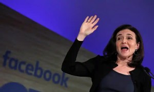 Tras 14 años al lado de Zuckerberg, renunció Sheryl Sandberg, número dos de Meta