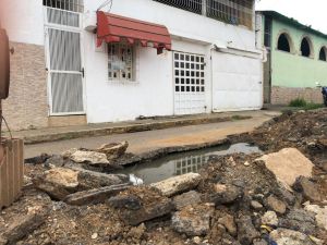 Fiebre, vómito y diarrea padecen los vecinos de Santa Rosa en Guárico por el colapso de cloacas