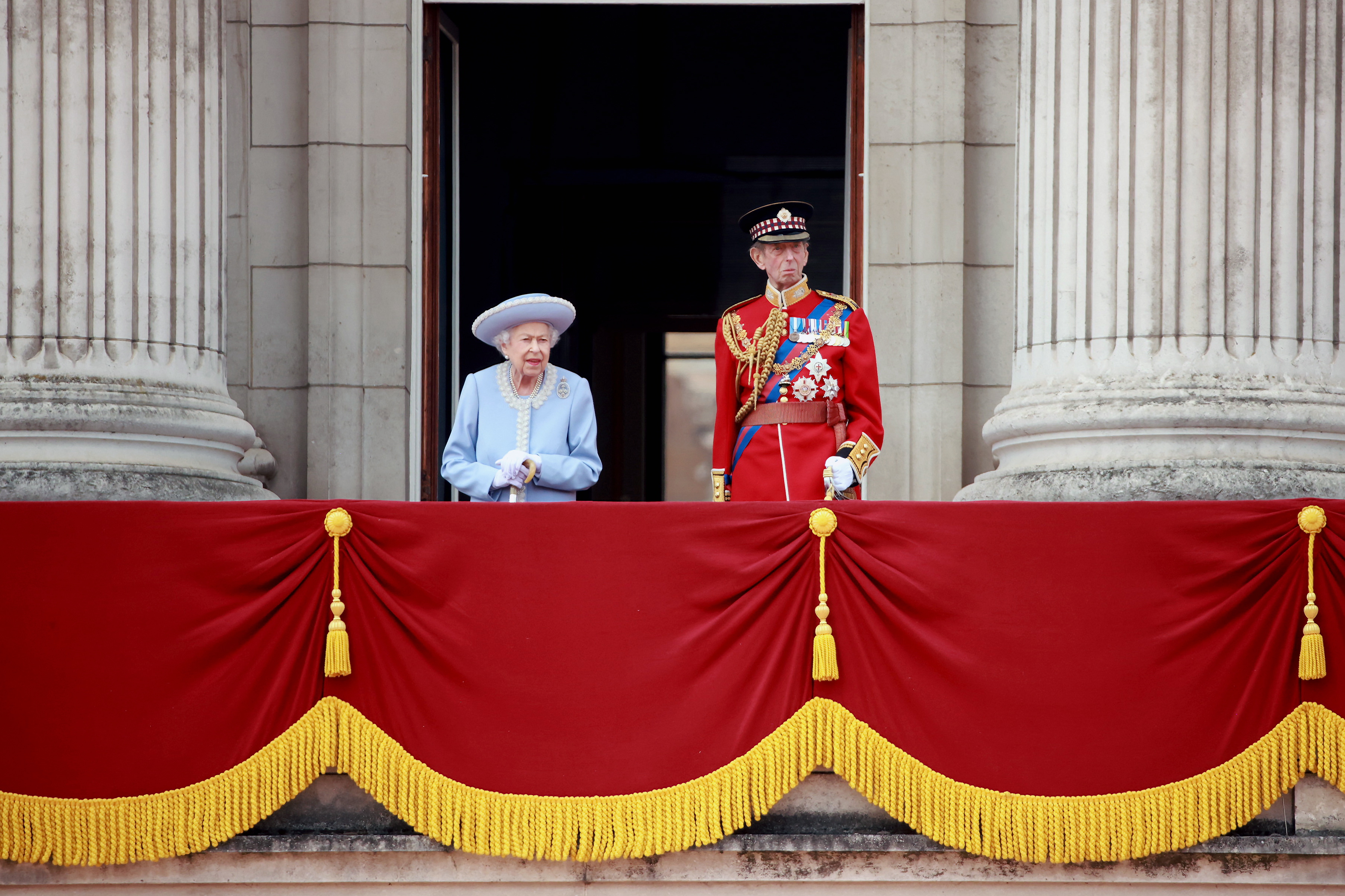 Isabel II sale al balcón del palacio en el comienzo del Jubileo por sus 70 años de reinado