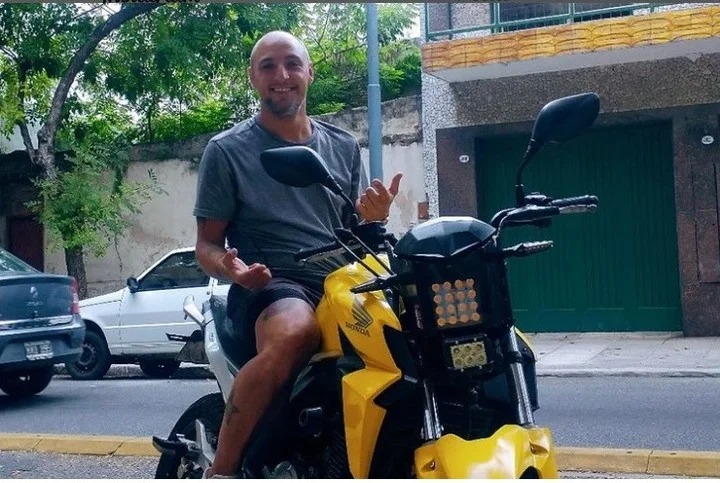 EN VIDEO: Youtuber persiguió a ladrón en su moto, recuperó un celular y encontró a la dueña para devolvérselo