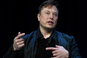Elon Musk obligó a regresar a la oficina, pero faltan escritorios y la conexión es débil