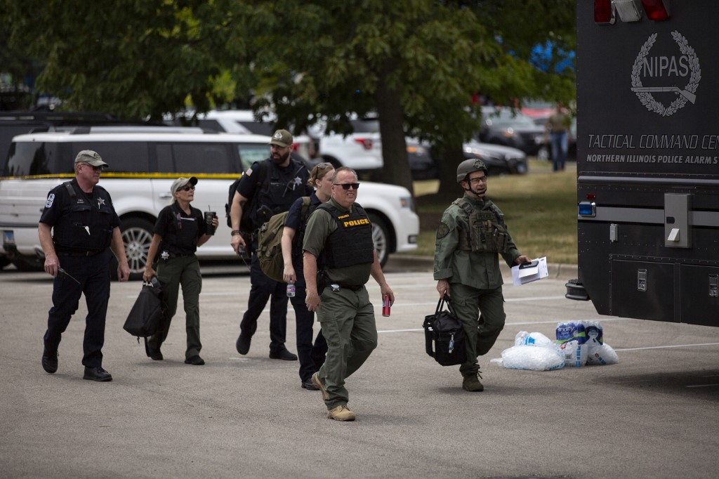 En imágenes: El impresionante despliegue policial tras tiroteo durante desfile en Illinois