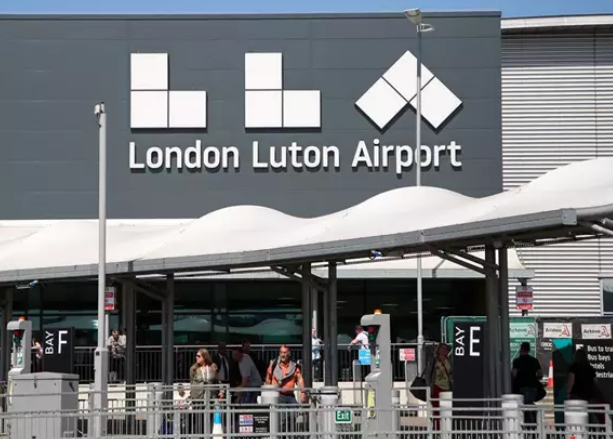 El aeropuerto británico de Luton suspende vuelos por el calor extremo