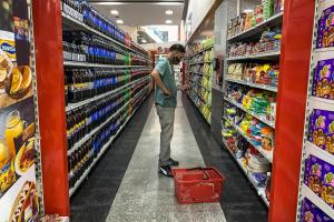 Precios de alimentos en Venezuela duplican a los de EEUU y Europa: las causas, según economistas
