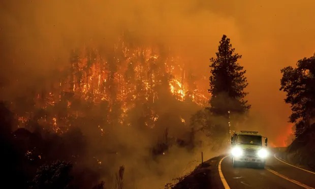 Miles de personas forzadas a evacuar por incendio en California