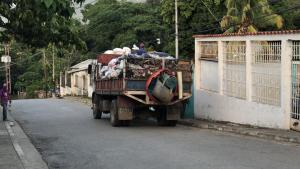 Les sale multa a los “cochinos” que boten basura en lugares que no corresponden en San Juan de los Morros