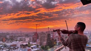 “Tocar y luchar”: Gerardo Giménez, un venezolano que conquistó con su violín las calles de Chile