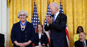 Biden otorga la Medalla Presidencial de la Libertad a dos hispanos (Videos)