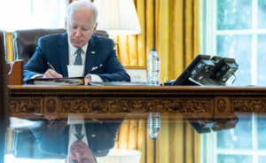 Biden considera declarar una emergencia de salud pública para liberar recursos federales para promover el acceso al aborto (Video)
