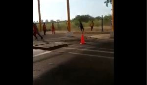 Mientras wayúu y yukpas luchan por control de la vía a Perijá, la GNB no hace nada (Video)