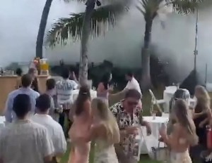 VIRAL: ola gigante acabó con el “salón de fiestas” de un matrimonio frente al mar (VIDEO)