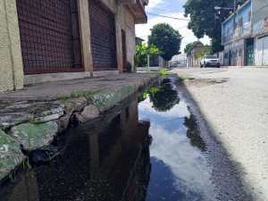 Vecinos de San Vicente en Maracay viven con las aguas negras dentro de sus hogares (FOTOS)
