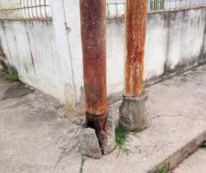 ¡Auxilio Corpoelec Carabobo!: A un “ventarrón” de caerse al menos 15 postes de electricidad en Miranda