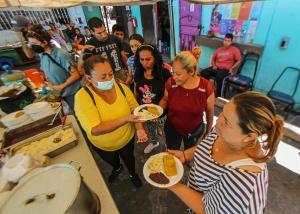 La mexicana deportada que da “comida calientita” a migrantes en la frontera