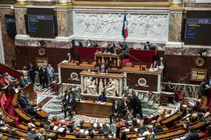 Fracasa la moción de censura contra el Gobierno francés