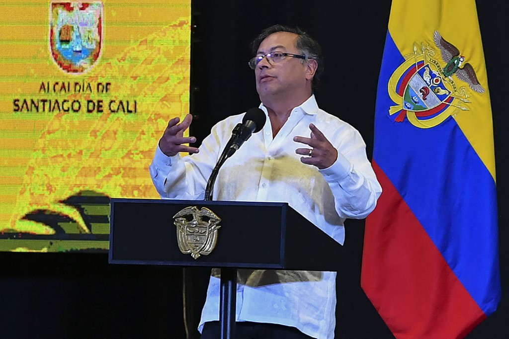 Petro invitó a cocaleros colombianos a discutir sobre transición hacia una economía legal