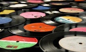 Los discos de vinilo, tecnología que se usó hasta la década de los años 80’s “resucitan” en tiendas