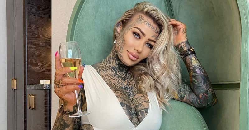 Ella es Becky Holt… una usuaria de OnlyFans que afirma tener la vagina más tatuada del mundo (FOTOS + DIOSS)