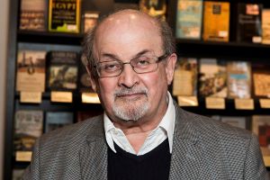 El escritor Salman Rushdie fue apuñalado en el cuello y se desconoce su estado de salud