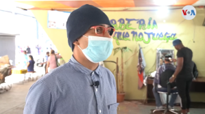 “Debajo de este puente mantengo a mi familia”: barberías callejeras se multiplican en Caracas (Video)
