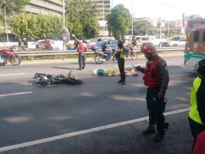 Autopista Francisco Fajardo: Pareja de motorizados intentó pasar una gandola y fueron arrollados
