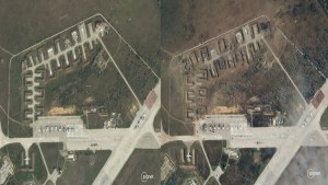Las imágenes satelitales que desmienten a Rusia sobre las explosiones en la base aérea en Crimea