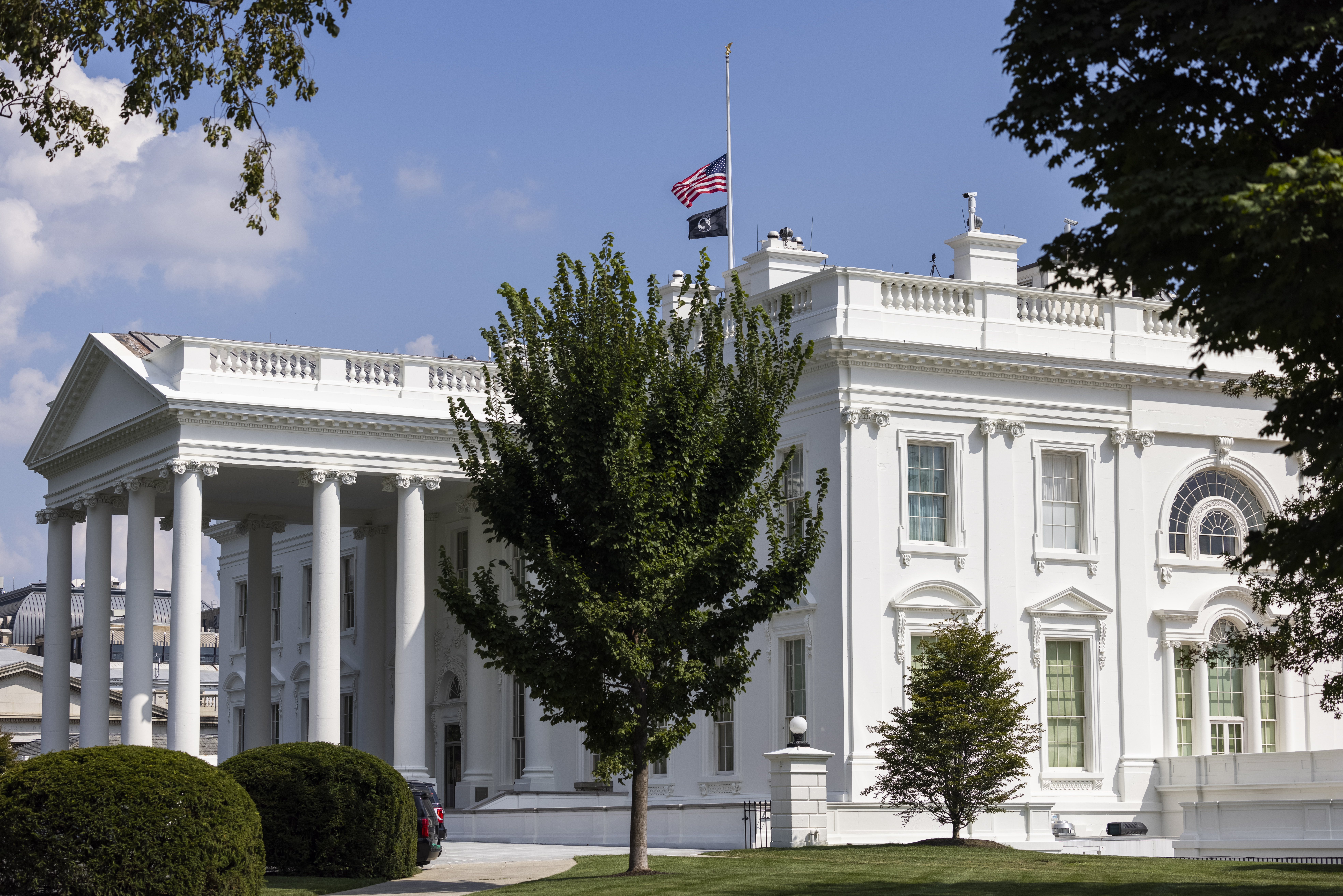 La Casa Blanca se moviliza por el posible envío de un avión con migrantes a la residencia de verano de Biden