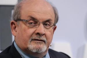 Autoridades políticas y religiosas iraníes callan ante el ataque al escritor Salman Rushdie