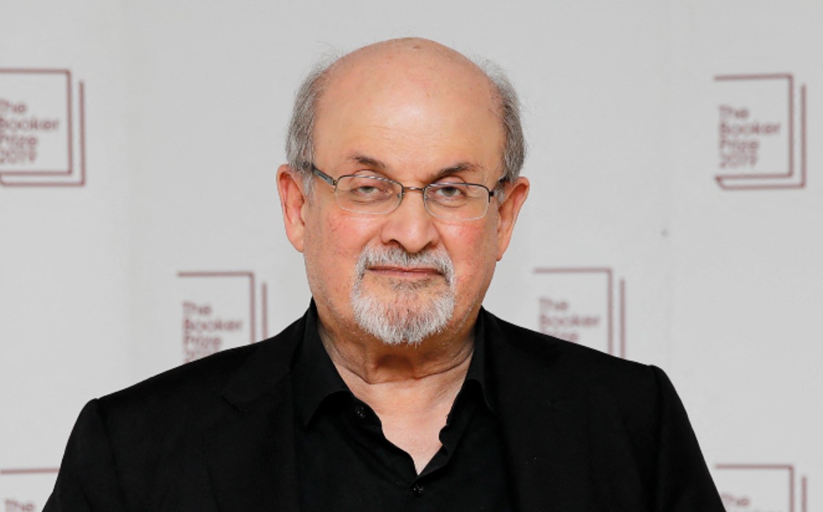 La familia de Rushdie “muy aliviada” por mejora de su estado de salud tras ser apuñalado