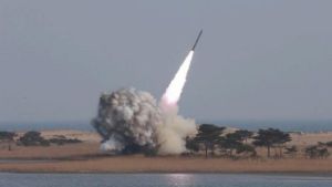 Japón afirma que cinco misiles chinos cayeron en aguas de su zona económica
