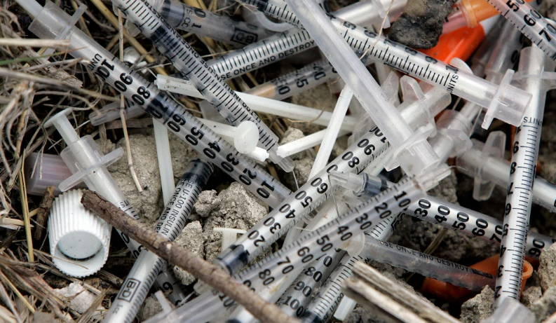 El fenómeno del “Needle Spiking”: los pinchazos con agujas para drogar mujeres y abusar de ellas