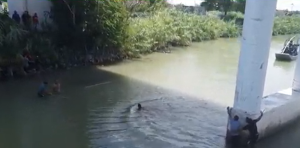 En VIDEO: Migrantes idearon una cuerda deslizante improvisada para cruzar el río Bravo
