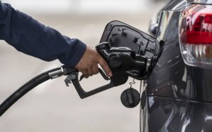Los precios de la gasolina en EEUU caen por debajo de cuatro dólares por primera vez en meses (Video)
