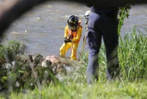 En extrañas circunstancias hallaron otro cadáver a orillas de un río en Colombia