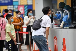 China relaja medidas antiCovid y recorta cuarentena para viajeros